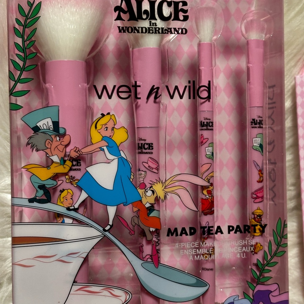 Disney Wet N Wild Alice In Wonderland Makeup  Brush & Sponge Set Limited Edition